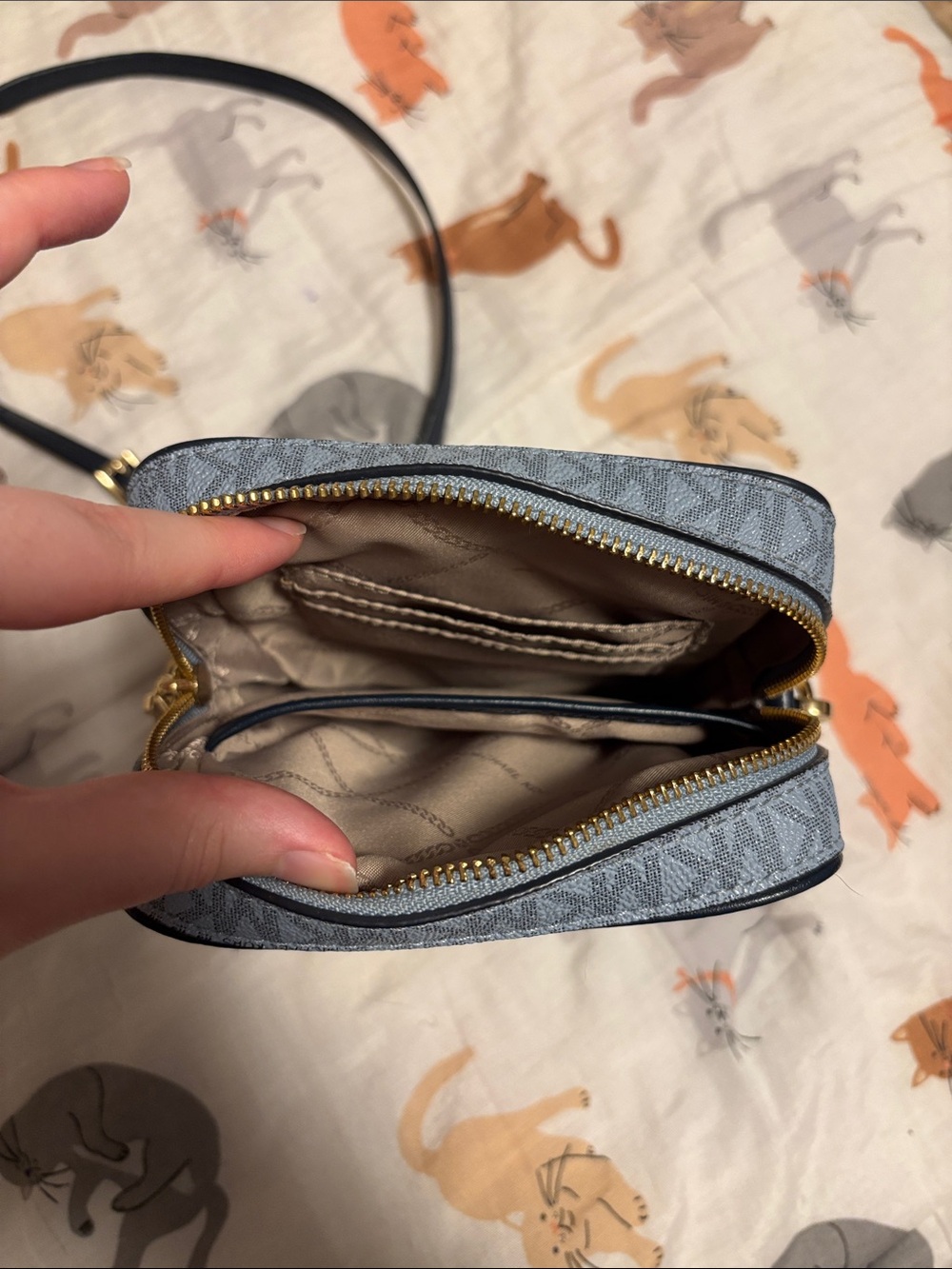 blue and white michael kors crossbody bag - Picture 4 of 5